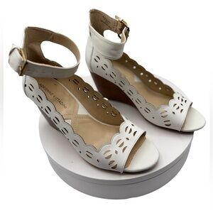 Adrienne Vittadini Women's Wedge Sandal, White, Size 8